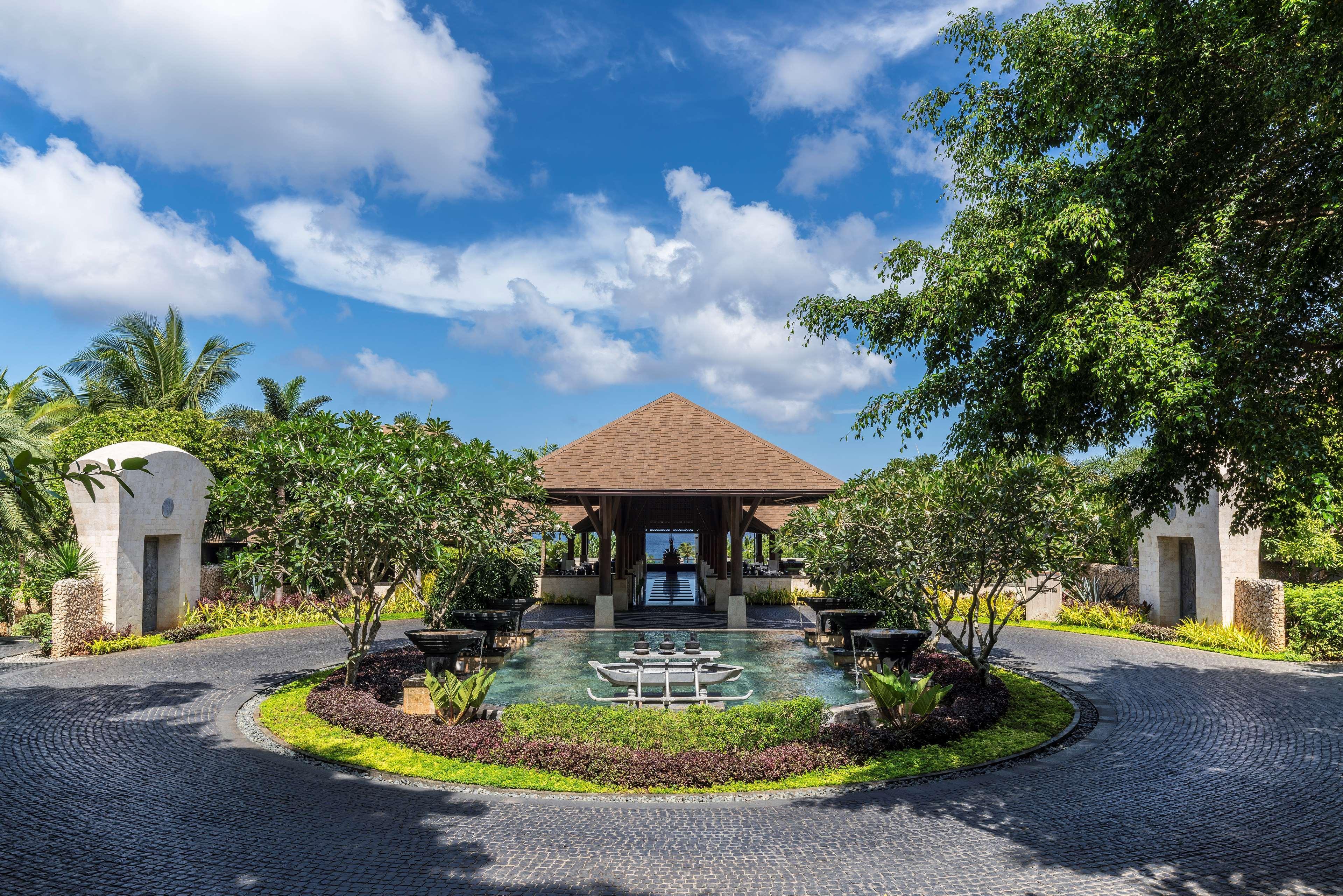 Shangri-La Boracay Exterior photo Entrance to the resort
